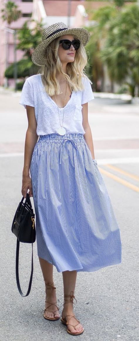 . Light Blue Skirt Outfit, Blue Skirt Outfit Ideas, Blue Skirt Outfit, Summer Minimalist Fashion, Light Blue Skirt, Rok Midi, Skirt Outfit Ideas, Striped Midi Skirt, Mode Casual