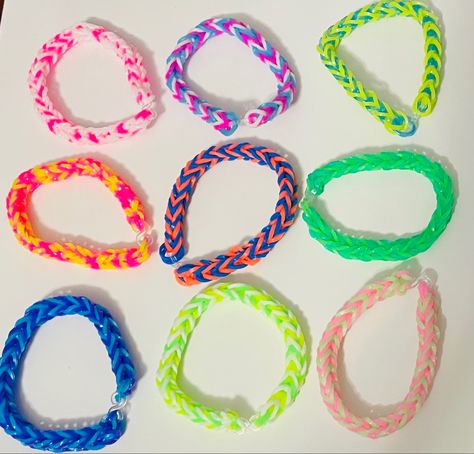 Preppy Loom Bands, Rubber Band Bracelet Aesthetic, Aesthetic Rubber Band Bracelets, Loom Bracelet Color Ideas, Easy Loom Band Ideas, Cute Rainbow Loom Ideas, Preppy Loom Bracelets, Preppy Rubber Band Bracelets, Loom Band Bracelet Ideas