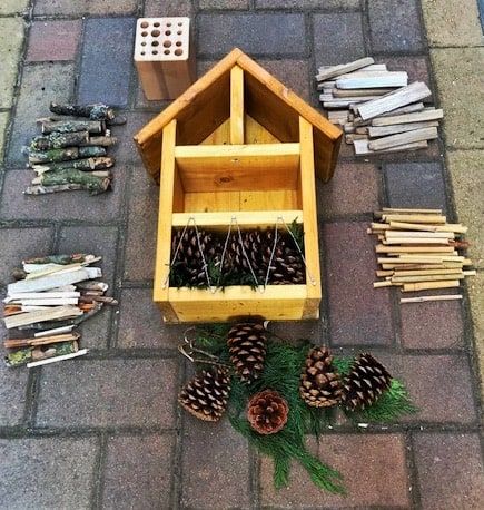 Bug House Diy, Diy Bug Hotel, Ladybug House, Bug House, Vertical Garden Plants, Tiny Garden Ideas, Bee Hotel, Bug Hotel, Insect Hotel