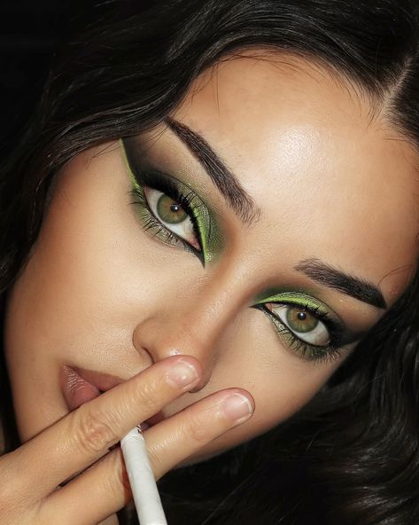 Aquarius Makeup Aesthetic, Elphaba Makeup Subtle, 2016 Baddie Makeup, Elphaba Inspired Makeup, Wicked Makeup Elphaba, Wicked Inspired Makeup, Wicked Makeup Looks, Lime Green Eyeshadow Looks, Shego Makeup