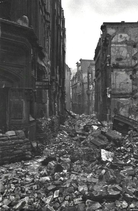 World War2 Germany, 1940s Britain, Photos Of London, London Blitz, Historical London, Aleppo Syria, World Wars, History Magazine, Living In London