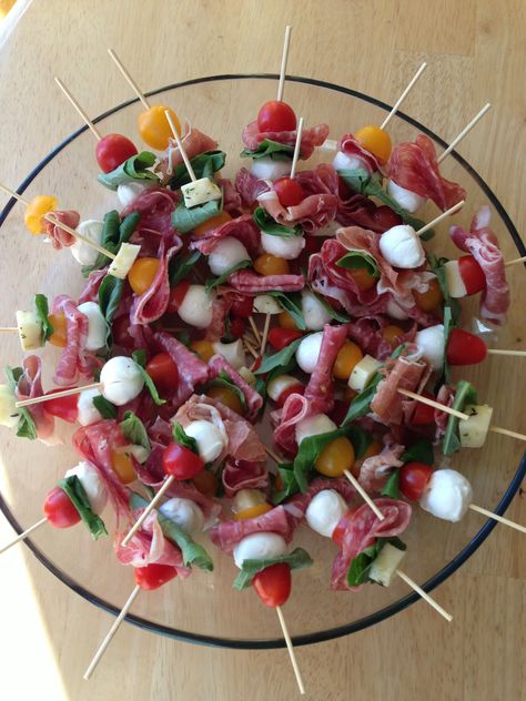 Easiest app ever - mini skewers of meats cheese and tomatoes - drizzle with olive oil and balsamic Mini Skewers, Cheese Kabobs, Food Skewers, Fall Tray Decor, Antipasto Skewers, Fall Tray, Meat Skewers, Bacon Wrapped Dates, Italian Meats