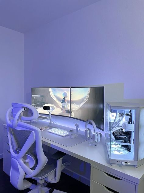 White Pc Setup, Bilik Tidur Lelaki, White Gaming Desk, White Gaming Setup, White Setup, Gaming Pc Setup, White Desk Setup, Bedroom Desk Decor, Desk Decor Ideas