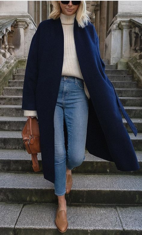 Beige Denim Jacket, Blue Coat Outfit, Blue Cardigan Outfit, Mantel Outfit, European Street Style, Belt Coat, Chic Winter Outfits, Blue Coat, Cardigan Outfits