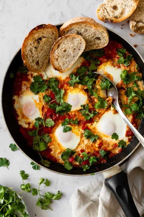 Easy Shakshuka Recipe, Easy Shakshuka, Bell Pepper Sauce, Spring Dinners, Shakshuka Recipe, Shakshuka Recipes, Eggs For Breakfast, Fit Recipes, Plating Ideas