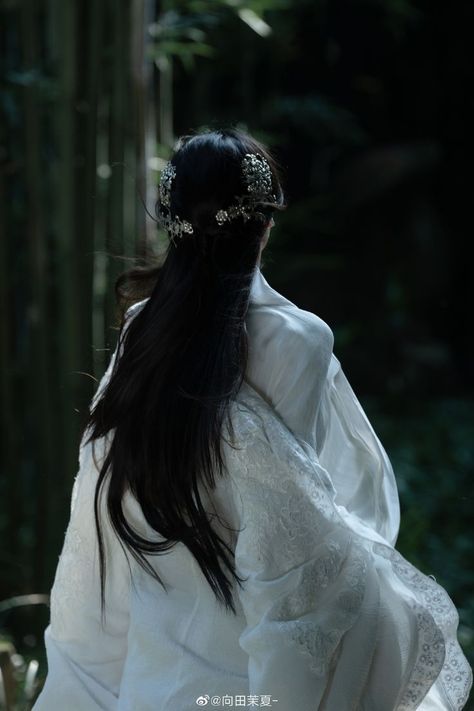 Ancient China Aesthetic, China Culture, Chinese Princess, Chinese Aesthetic, Dreamy Photography, Chinese Art Girl, Princess Aesthetic, Fantasy Novel, Long Black Hair