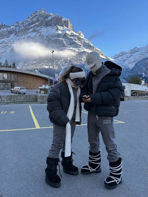 Cool Snowboarding Outfit, Mens Ski Clothes, Snow Outfit Men, Ski Outfit Men, Apres Ski Men, Winter Baddie, Snow Outfits, Apres Ski Outfits, Ski Aesthetic