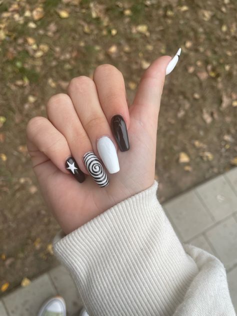 Autumn Nail Ideas Fall Black, Cute Grunge Nails Acrylic, Black And White Grunge Nails, Black And White Spiral Nails, Spiral Nails Acrylic, Black And White Ying Yang Nails, Spiral Nail Designs, Junji Ito Inspired Nails, Junji Ito Nail Art