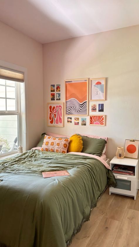 Colorful Simple Bedroom, Simple Colorful Room, White Bedrooms With Pops Of Color, Minimalist Bedroom With Pops Of Color, Minimalist Colorful Bedroom, Bedroom Aesthetic Colorful, Cozy Colorful Bedroom, Fun Bedroom Ideas, Bedroom Inspirations For Small Rooms