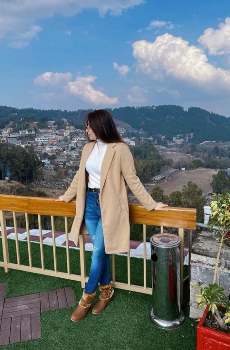 Hill Station Outfits Women, Hill Station Dress Ideas, Simla Manali Outfits, Outfits For Sikkim Trip, Jammu Kashmir Travel Outfits, Sikkim Outfit Ideas Women, Kashmir Aesthetic Outfit, Manali Dress Ideas Women, Manali Photoshoot Ideas