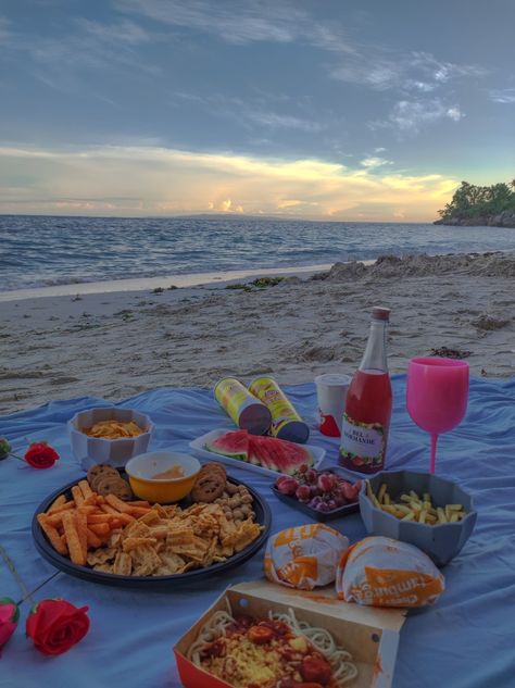 Picnic At The Beach Aesthetic, Beach Picnic Aesthetic Food, Beach Picnic Aesthetic Friends, Picnic On The Beach Ideas, Picnic Beach Ideas, Beach Picnic Date Ideas, Simple Beach Picnic, Beach Picnic Pictures, Beach Picnic Food Ideas