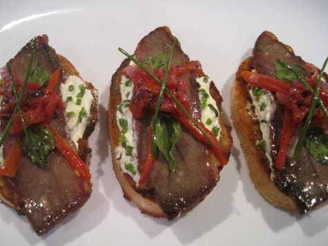 Brisket Crostini Brisket Crostini, Crostini Recipe, Crostini Recipes, Mama Recipe, Meat Appetizers, Sliced Baguette, Catering Ideas, Beef Brisket, Roasted Red Peppers