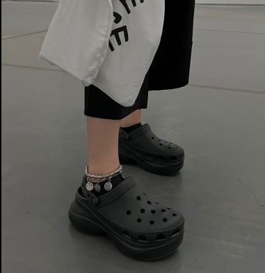 Bae Clog Crocs Outfit, Crocs Bae Clogs Outfits, Crocs Bae Clogs, Crocs Platforms Outfit, Bae Clogs, Bae Crocs, Crocs Platforms, Crocs Bae, Crocs Aesthetic