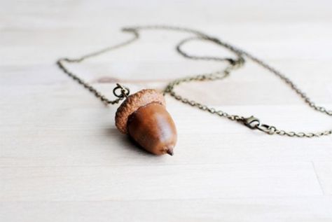 Go Nuts Over These 8 Acorn DIYs via Brit + Co. Acorn Jewelry, Acorn Crafts, Bracelet Crochet, Acorn Pendant, Vegan Jewelry, Acorn Necklace, Autumn Necklace, Diy Collier, Memorial Necklace