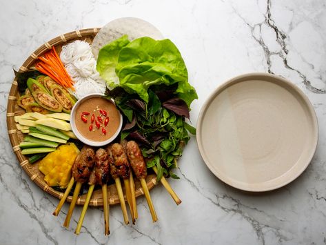 The platter, which varies from region to region, is a quintessential Vietnamese specialty. Lemongrass Pork, Vietnamese Rice Paper, Vietnamese Style, Vietnamese Rice, Pork Skewers, Beef Wraps, Rice Paper Rolls, Viet Food, Dried Bananas