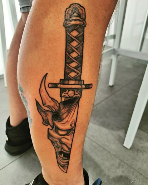 Japanese dagger and mask Oni Knife Tattoo, Japanese Knife Tattoo, Japanese Dagger Tattoo, Law Tattoo, Oni Mask Tattoo, Japanese Leg Tattoo, Japanese Legs, Knife Tattoo, Arm Tats