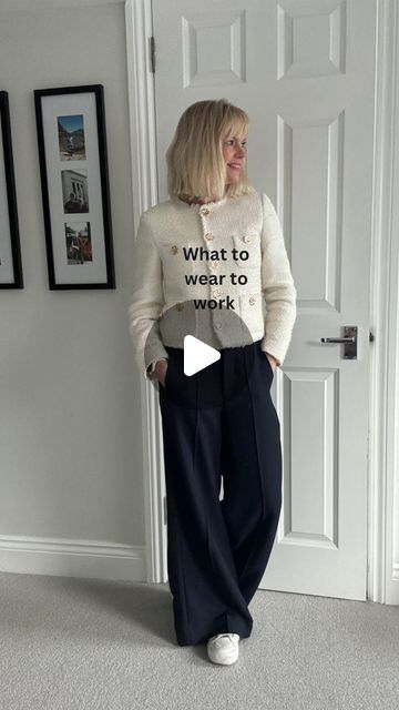 Shirt Jumper Outfit Women, Baggy Pants Work Outfit, Dark Grey Trousers Outfit, Shirt Jumper Outfit, Trousers And Sneakers Outfit, Comfy Office Outfit, Jumper Outfit Women, Trousers Outfit Work, Jeans For The Office