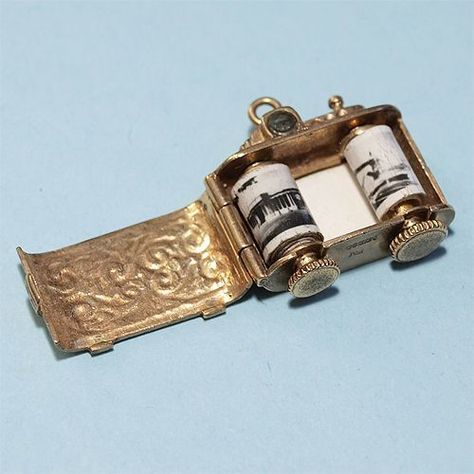 Cool Trinkets Vintage, Old Trinkets, Vintage Gold Charms, Trinkets Vintage, Camera Jewelry, Vintage Trinkets, Camera Charm, London Souvenirs, Bracelets Vintage