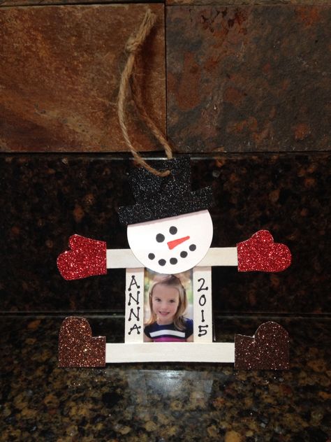 Snowman picture ornament kid craft Sled Picture Ornament, Snowman Photo Ornament, Winter Magnet Crafts For Kids, Kids Craft Ornaments Picture, Ornament With School Picture, Christmas Ornaments Homemade Kids Picture, Picture Ornaments For Kids To Make, Christmas Ornaments Homemade With Pictures, Kids Ornament Craft Picture