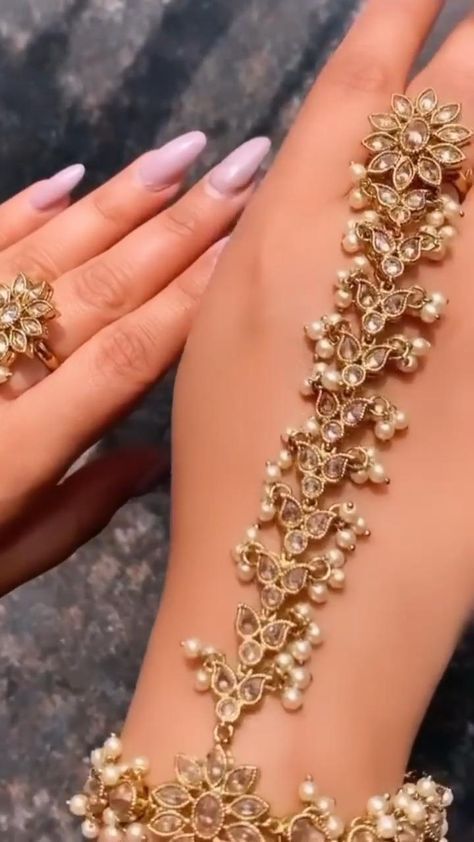 Indian Jewelry Bracelets, Bridal Jewellery Pakistani Barat, Desi Gold Jewellery, Hand Jwellary, Bridal Hand Jewelry Indian, Jewllary Design, Hand Jewelry Indian, Indian Hand Jewelry, Bridal Bangles Wedding