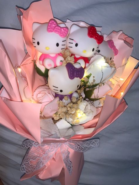 Pink Hello Kitty Birthday, Hello Kitty Quince, Hello Kitty X Spiderman, Hello Kitty Flowers, Kitty Spiderman, Hello Kitty Wedding, Loving Boyfriend, Hello Kitty Gifts, Luxury Flower Bouquets