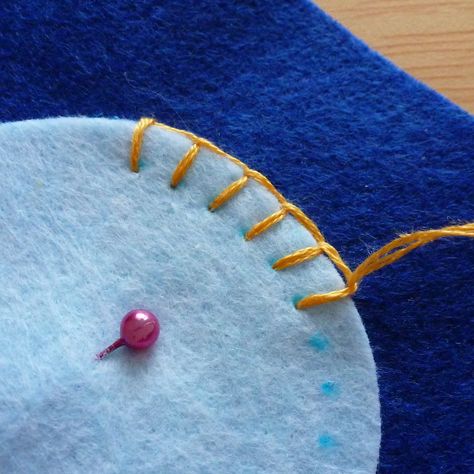 Blanket stitching sewing around a circular piece of felt fabric How To Blanket Stitch By Hand, Whip Stitch Sewing, Blanket Stitch Embroidery Motifs, How To Blanket Stitch, Embroidery Blanket Stitch, Applique By Hand, Blanket Stitch Applique, Sewing Stitches By Hand, Felt Blanket