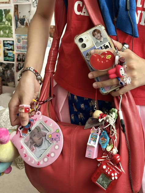 CLAIRE! 萱颖 (@phrawgcraft) on X Concert Bags, Decorated Bags, Pop Collection, Kid Core, Gadgets And Gizmos, Pink Hat, Mini Games, Lol Dolls, Jewelry Outfit