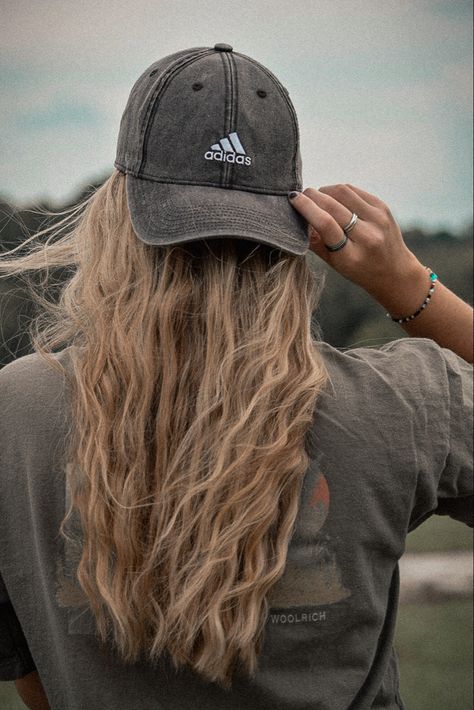 Cute Hats For Women Ball Caps, Ball Cap Hairstyles, Cute Baseball Hats, Ball Caps For Women, Ball Cap Outfit, Baseball Hat Hairstyles, Cap Hairstyles, Shoes Fashion Photography, Tshirt Photography