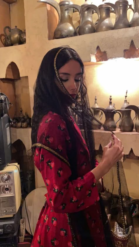 Estilo Blair Waldorf, Saudi Arabia Culture, South Asian Aesthetic, Arabian Princess, Estilo Hijab, Arabian Women, Arab Culture, Arabian Beauty, Arabian Beauty Women