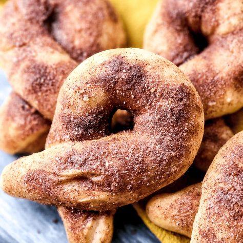 Air Fryer Copycat Domino’s Cinnamon Bread Twists are a beloved treat all over the globe. But did you know that you don’t have to be an expert baker to enjoy this delectable dessert? Cinnamon Bread Twists, Cinnamon Twists Recipe, Cinnamon Knots, Bread Twists, Dessert Items, Cinnamon Twists, Twisted Recipes, Cinnamon Bread, Baked Dessert Recipes