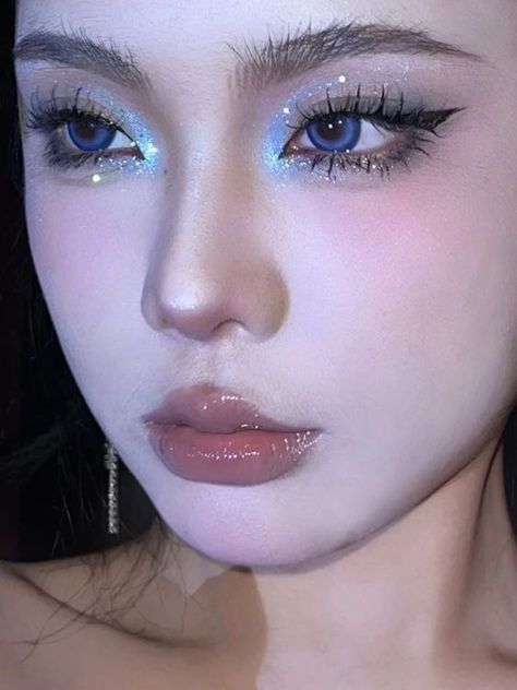 Blue Eye Makeup Asian, Blue Douyin Makeup, Blue Makeup Aesthetic, Makeup Artist Aesthetic, Aesthetic Asian, Cute And Aesthetic, Eye Makeup Styles, Ethereal Makeup, Makijaż Smokey Eye