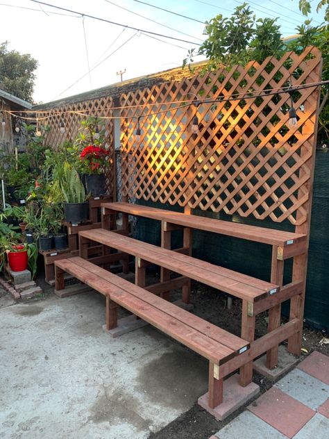 Diy Plant Display Outdoor, Plant Stand Pallet, Outdoor Plant Shelf Ideas, Outdoor Shelving Ideas, Pallets For Gardening, Diy Plant Stand Outdoor, Three Tier Plant Stand, Organize Garden Tools, Plant Shelves Outdoor