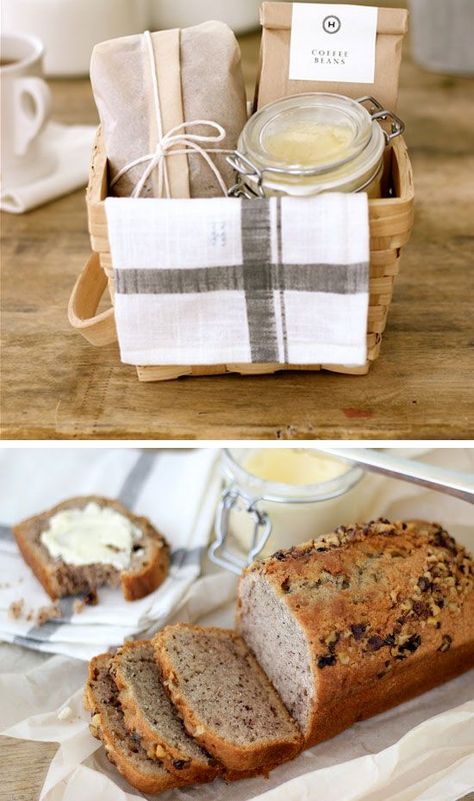 Basket Ideas For Christmas, Gift Basket Ideas For Christmas, Diy Valentine's Gift Baskets, Bread And Honey, Diy Gift Basket Ideas, Diy Gift Basket, Breakfast Gift Basket, Bread Gifts, Family Gift Baskets