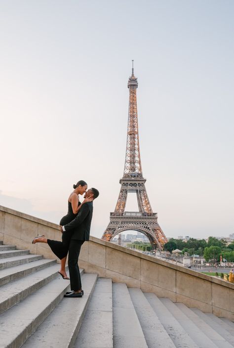 Paris Couple Pictures, France Vibes, Rainy Paris, Paris Engagement Photos, Paris Photo Ideas, Paris Photoshoot, Paris Travel Photography, Paris Couple, Romantic Paris