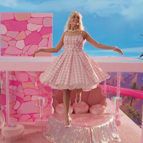 Barbie Dress Margot Robbie, Tropical Barbie Outfit, Barbie Movie Cosplay, Barbie Outfits Margot Robbie, Barbie Iconic Looks, Barbie Outfits Movie, Barbie Icons Aesthetic, Margot Robbie Barbie Outfits, Barbie Movie Costume