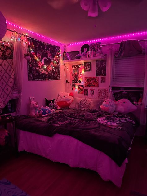 Bedroom Ideas With Color Scheme, Room Ideas Basement Bedroom, Dream Room Cozy, Sisters Room Aesthetic, 2000s Room Aesthetic Pink, Room Inspo 2000s, Room Inspo Grunge Y2k, Room Ideas Bedroom Dark, Rectangular Bedroom Layout