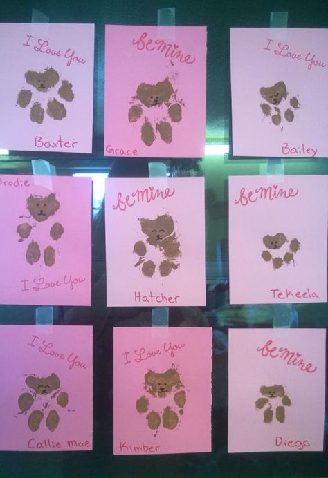 Valentines Day -- teddy bears. So cute to do with your puppy! Dog Valentines Craft, Dog Daycare Valentines Day, Valentines Dog Craft, Dog Paw Print Valentine Craft, Dog Paw Print Craft, Valentine’s Day Dog Craft, Dog Paw Print Art Valentine, Dog Paw Art, Dog Paw Print Art