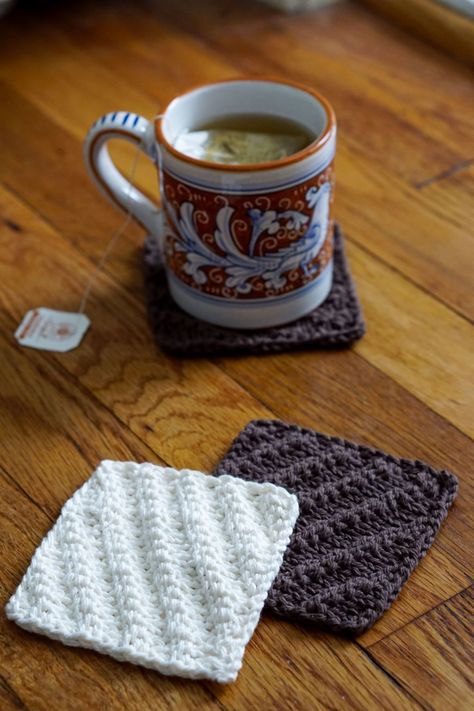 Knitted Coasters Easy, Knitted Coasters Pattern, Knitted Placemats Pattern, Knit Mug Rug, Knit Coasters Pattern Free, Knit Coasters Pattern, Knitted Coasters Pattern Free, Knitted Gifts Ideas, Coaster Knitting Pattern