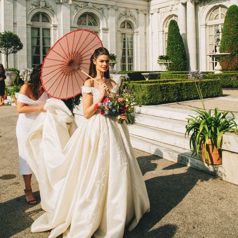 The Brides Wore Vintage: The Best Archival and Vintage Dresses From the Vogue Weddings Archive Vintage Chanel Gown, Christian Dior Wedding Dress, Dior Wedding Dress, 1950s Bride, Haute Couture Skirts, Jacquard Wedding Dress, Dior Wedding Dresses, Dior Wedding, Chanel Gown