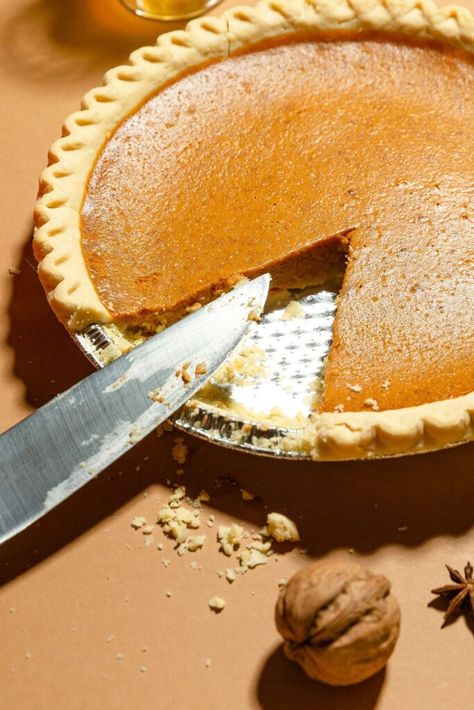 Jamie Oliver Pumpkin Pie Quick Pumpkin Desserts, Jaime Oliver, Popular Pies, Bobby Flay Recipes, Pumpkin Syrup, Cranberry Pie, Kinds Of Pie, Jamie Oliver Recipes, Chocolate Cream Pie