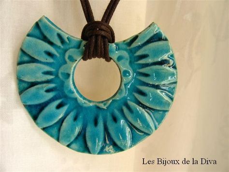 Collar cerámica azul Ceramic Jewerly, Ceramic Bead Jewelry, Ceramic Necklace, Polymer Jewelry, Porcelain Jewelry, Ceramic Pendant, Pottery Designs, Ceramic Jewelry, Clay Ceramics