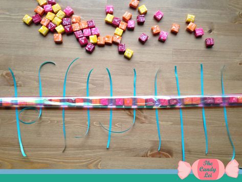 Creative Leis For Graduation, Candy Lei Tutorial, Candy Lei Diy, Diy Leis, Graduation Candy Lei, Grad Leis, Lei Ideas, Graduation Leis Diy, Elementary Graduation