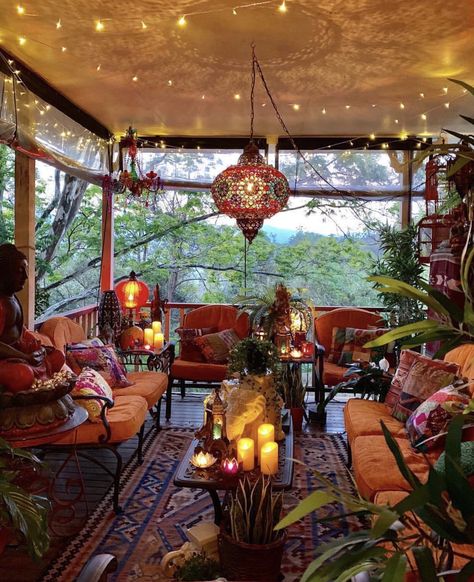 Boho outdoor living space Bohemian Patio, Boho Patio, Hippie Homes, Bohemian House, Hippie Home Decor, Deco Boheme, Bohemian Living, Bohol, Boho Dekor