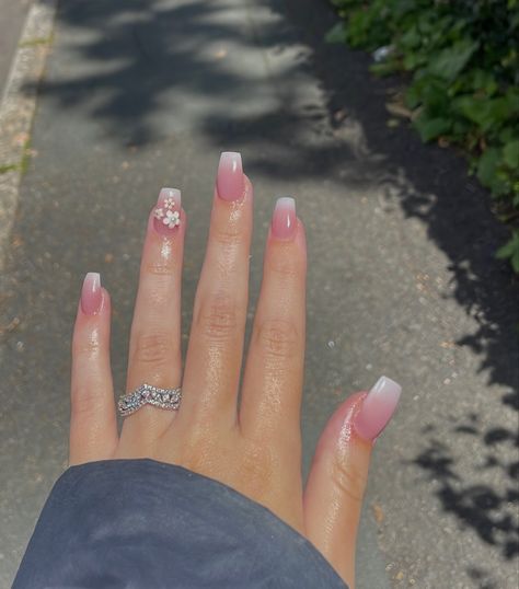 pink/white ombre flower acrylics 🌸🤍 Ombre And Flower Nails, Light Pink And White Nails, Pink To White Ombre Nails, Flower Acrylics, Pink White Ombre, Ombre Flowers, Grad Nails, Pastel Pink Nails, Unghie Sfumate