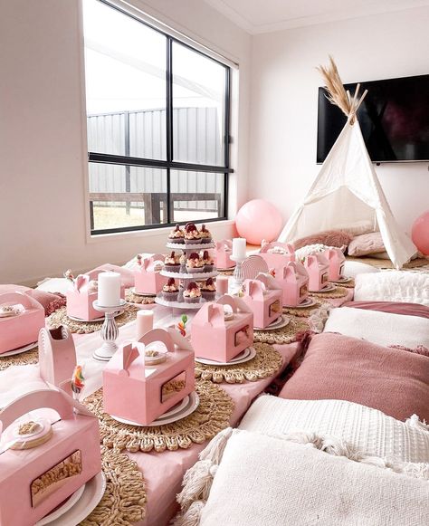 Pink Glamping Party, Tepee Party, Luxury Sleepover, Kids Pamper Party, Slumber Party Decorations, Adult Slumber Party, Birthday Sleepover Ideas, Slumber Party Birthday, Pyjamas Party