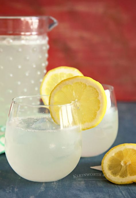 This Limonada, Mexican Lemonade is the easiest you'll find. It's light & refreshing, perfect for a summer afternoon or your Cinco de Mayo celebrations. Mexican Lemonade, Limonada Recipe, Cruffin Recipe, Greek Chicken Kabobs, Mini Loaf Cakes, Baked Steak, Oven Fried, Oven Fried Chicken, Fruit Leather