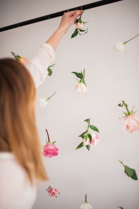 Give your party a beautiful backdrop with this super easy DIY floating flower wall! Perfect for birthdays, showers and gatherings alike. Floating Flower Wall, Diy Flower Wall, Floating Flower, Bridal Shower Backdrop, Diy Flores, Flower Curtain, Flower Wall Backdrop, Floating Flowers, Hanging Flower Wall