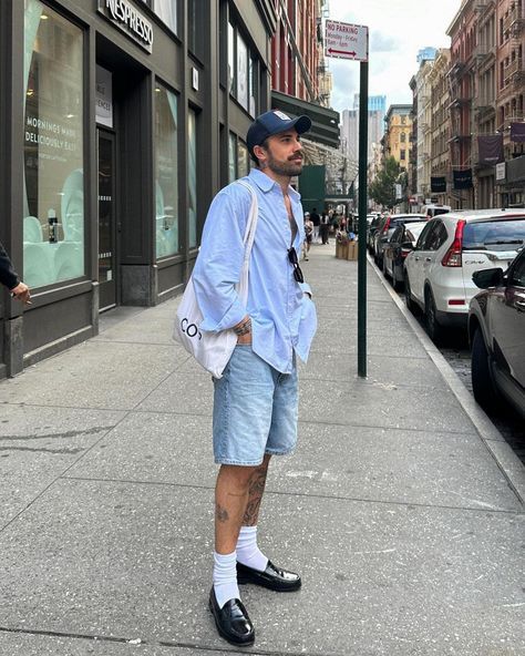 Mens Loafer Outfits Street Styles, French Men Style Summer, French Men Outfit, Short Jeans Outfit, Denim Summer Outfits, Denim Shorts Outfit Summer, Streetwear Summer Outfits, Loafers Men Outfit, Outfits Nyc