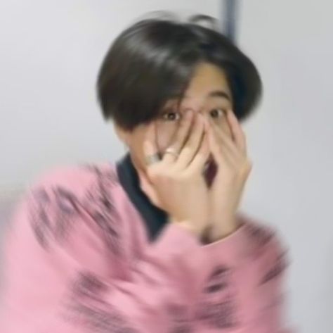 Han Blurry Photo, Han Jisung Blurry Aesthetic, Cursed Han Jisung Images, Lee Know Blurry Pics, Han Reaction Pic, Han Being Cute, Han Jisung Smirk, Han Jisung Funny Pics, Han Jisung Profile Picture