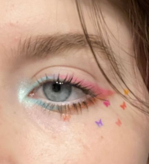 Subtle Pride Makeup Looks, Colorful Makeup Simple, Makeup For Pride Festival, Pride Makeup Subtle, Makeup Ideas Pride, Gay Pride Makeup Ideas, Subtle Rainbow Makeup, Simple Rainbow Makeup, Bi Eye Makeup